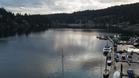 Volando-Sobre-Barcos-Atracados-En-Un-Lago-En-Vancouver,-Columbia-Británica