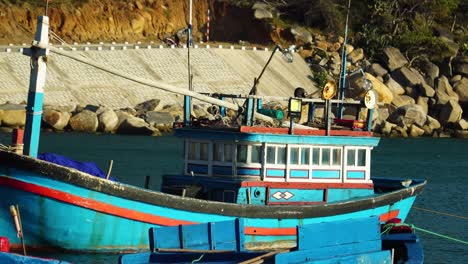 Altes-Vintage-Fischerboot-Vor-Anker-Im-Kleinen-Hafen,-Vinh-Hy-Bucht,-Vietnam