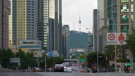 Mäßiger-Verkehr-Auf-Der-Stadtautobahn-Im-Bezirk-Yongsan,-Seoul,-Südkorea