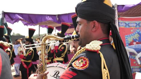 Miembro-De-La-Banda-De-Marcha-De-Latón-Pakistaní-Tocando-El-Saxofón