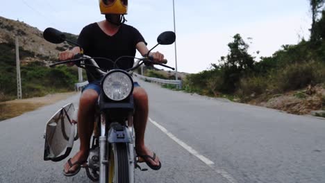 Hombre-Monta-Motocicleta-Con-Equipo-De-Kiteboard-Y-Kitesurf,-Viaje-De-Surf-En-Vietnam