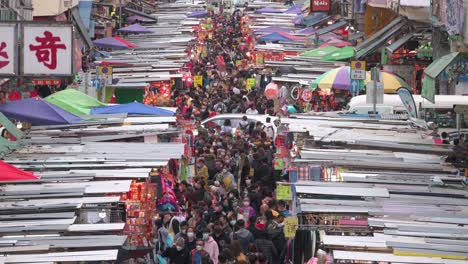 Große-Menschenmengen,-Hunderte-Von-Käufern,-Gehen-Durch-Die-Marktstände-Der-Fa-Yuen-Straße,-Während-Sie-In-Hongkong-Nach-Preisgünstigem-Gemüse,-Obst,-Geschenken-Und-Modeartikeln-Suchen