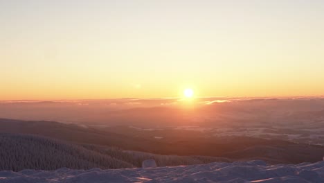 Epischer-Sonnenuntergang-Bei-Horizontbeleuchtung-über-Märchenhafter-Winterlandschaft-Mit-Bäumen-Und-Hügeln