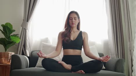 Frau-Schöne-Form-Entspannen-Sie-Sich-Bei-Yoga-Übungen-Und-Stretching-Im-Wohnzimmer