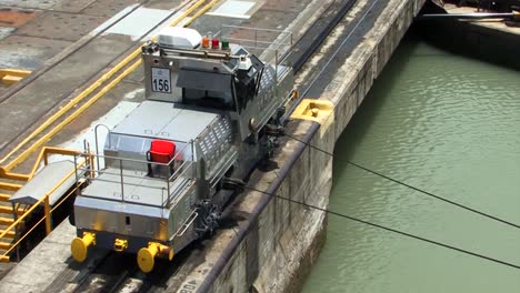 Backbord-Lokomotive-Bereit,-Das-Schiff-Durch-Die-Schleusen-Des-Panamakanals-Zu-Schleppen