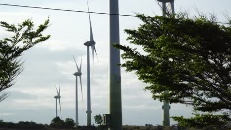 Windpark-In-Der-Nähe-Von-Mui-Dinh-In-Vietnam-Mit-Windturbinen,-Die-Tagsüber-Erneuerbare-Energie-Erzeugen