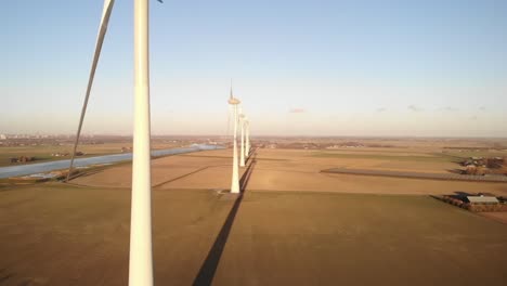 Luftaufnahme-Von-Windkraftanlagen-In-Einem-Feld-In-Zeitlupe