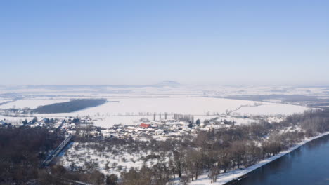 Říp-mountain-in-Czechia-beyond-a-snowy-winter-landscape,cloudless-sky