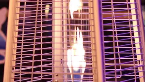 Calentador-Exterior-En-El-Frío-Se-Ilumina-En-Una-Variedad-De-Colores-Cambiantes