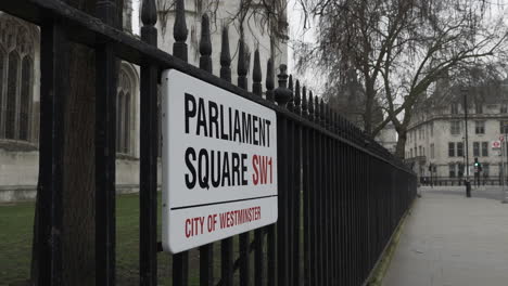 Parliament-Square-Road-Sign-En-Barandillas-Al-Lado-De-Westminster-Hall-En-Londres