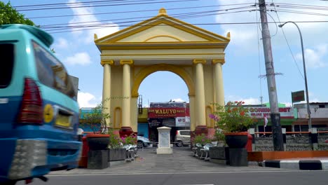 Tráfico-En-La-Calle-Jalan-Sincere-En-Magelang,-Java,-Indonesia
