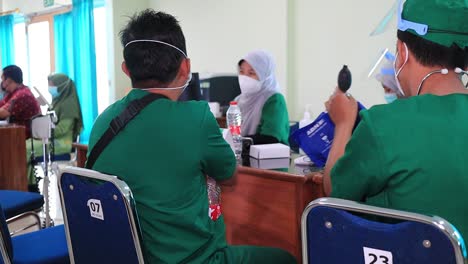 Personas-Sometidas-A-Un-Control-Médico-Por-Parte-De-Un-Médico,-Pekalongan,-Indonesia,-11-De-Febrero-De-2021