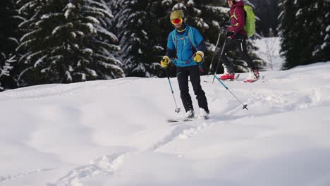 Vista-De-Acción-Del-Esquiador-Deslizándose-Cuesta-Abajo-Y-Girando-En-La-Nieve