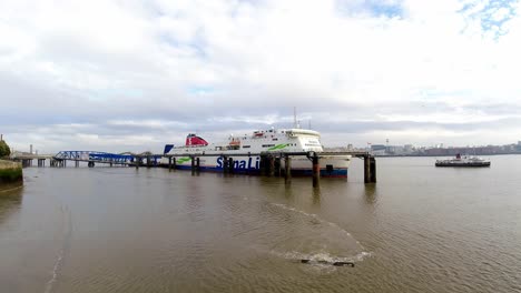 Frachtschiff-Der-Stena-Linie,-Verladung-Der-Frachtsendung-Vom-Wirral-Terminal-In-Liverpool,-Zeitraffer