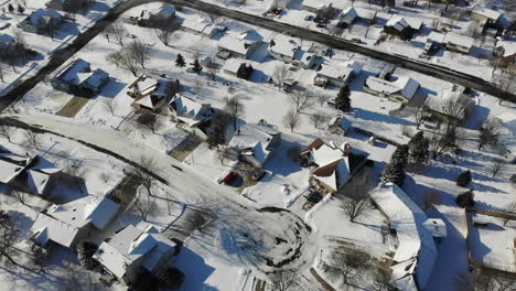 Imágenes-Aéreas-De-Drones-De-4k-Sobre-Un-Pequeño-Suburbio-Del-Medio-Oeste-En-Invierno-Con-Nieve