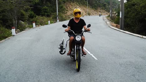 Ansicht-Eines-Vietnamesischen-Motorradfahrers,-Der-Schwarzes-Kiteboard-Auf-Der-Straße-In-Vietnam-Transportiert