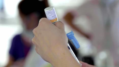 Brasilianische-Krankenschwester-Füllt-Eine-Spritze-Mit-Einem-Covid19-Impfstoff