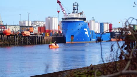 Hafen-Von-Aberdeen-Mit-Rettungsboot-Der-Küstenwache-Bei-Trainingsübung