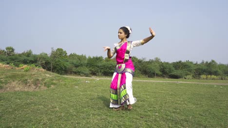 Una-Bailarina-De-Bharatnatyam-Que-Muestra-Una-Pose-Clásica-De-Bharatnatyam-En-La-Naturaleza-Del-Lago-Vadatalav,-Pavagadh