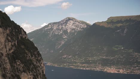 Blick-Auf-Die-Stadt-Riva-Del-Garda-Und-Den-Gardasee-In-Italien,-Europa---Stabile-Aufnahme