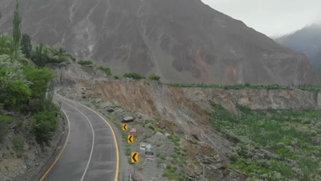 Camino-De-Montaña-Sinuoso-Vacío-En-Gilgit-Con-Fondo-De-Montaña