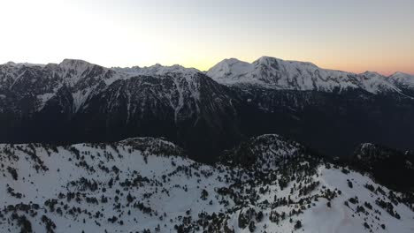Verschneite-Gipfel-Der-Französischen-Alpen-Bei-Chamrousse-Bei-Frühem-Sonnenaufgang,-Schwebende-Luftaufnahme