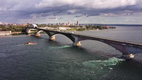 Buffalo-New-York-Skyline-Antenne-Und-Die-Friedensbrücke-über-Den-Niagara-River