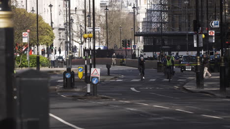 Blick-Auf-Die-Millbank-Road-Mit-Radfahrern-Und-Straßenverkehr-In-London