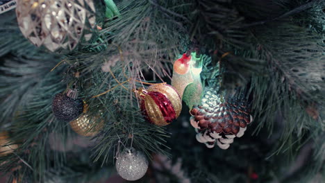 Coloridos-Adornos-De-árbol-De-Navidad-Con-Luces.-De-Cerca