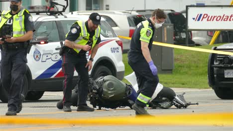 Policía-Inspeccionando-Un-Accidente-De-Motocicleta-Durante-Un-Accidente-En-Toronto,-Canadá