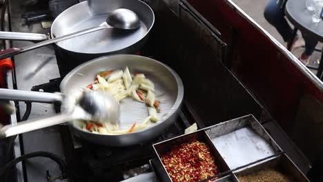 Chef-Profesional-Prepara-Pasta-Con-Salsa-Blanca-En-Una-Tienda-De-Comida-Callejera-En-Chat-Gali-En-Agra,-India,-El-7-De-Marzo-De-2021