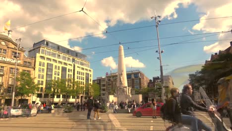TimeLapse-of-crowd-around-National-Monument-on-Dam-Square,-Amsterdam