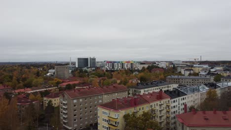 Toma-Aérea-De-Un-Distrito-Pobre-En-Helsinki-Con-Bloques-De-Apartamentos-De-Gran-Altura-Al-Lado-Del-Río