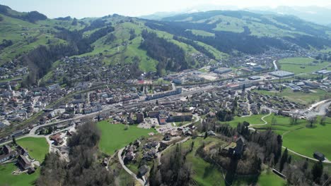 Atemberaubende-Stadt-Wattwil-In-Den-Alpen-In-Der-Schweiz,-Luftaufnahme-Nach-Vorne