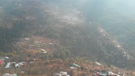 Luftaufnahme-Der-Nebligen-Hügellandschaft-Von-Muzaffarabad-In-Pakistan