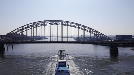 Marilene-Barco-Cisterna-Navegando-Por-El-Río-Noord-Cruzando-Bajo-El-Puente-Al-Atardecer-En-El-Sur-De-Holanda,-Países-Bajos