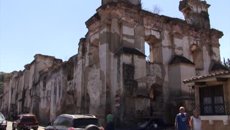Traffic-around-the-ruins-of-a-old-Church-in-Antigua,-Guatemala