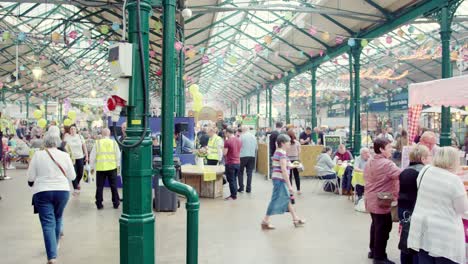 People-at-St-George's-Market-in-Belfast-on-a-busy-shopping-day