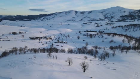 Meseta-Montañosa-Cubierta-De-Nieve