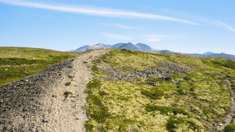 Valle-Verde-Rodeado-De-Los-Picos-Del-Parque-Nacional-De-Rondane-En-Noruega