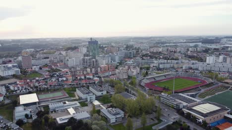 Luftaufnahme-Von-Gebäudedächern-Und-Stadion-In-Der-Stadt-Maia,-Portugal