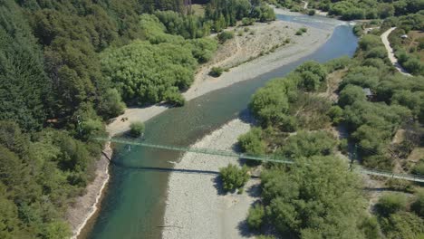 Luftaufnahme-Des-Flusses-Rio-Azul-Und-Der-Entnervten-Brücke-Zwischen-Pinienwäldern,-Patagonien,-Argentinien