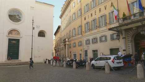 Touristische-Pferdekutsche-Auf-Der-Piazza-Della-Minerva-Mit-Elefanten--Und-Obeliskendenkmal-In-Rom