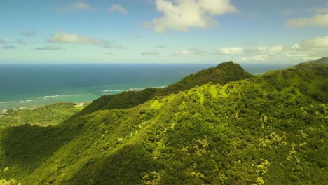 Vista-Al-Mar-Volando-Sobre-Una-Cresta-En-Oahu