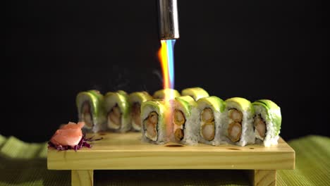 Sushi-En-Fondo-Negro-Siendo-Incendiado-Con-Llamas