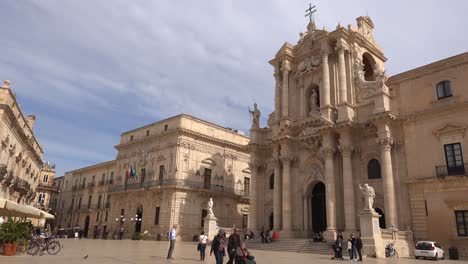 Piazza-del-Duomo-with-Cathedral-of-Syracuse,-Artemision-in-Siracusa,-Sicily,-Italy-with-tourists
