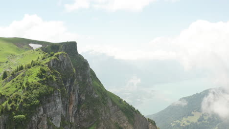 Luftaufnahme-Des-Wunderschönen-Grünen-Berggipfels-In-Der-Schweiz