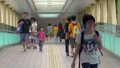 Menschen-überqueren-Die-Causeway-Straßenbrücke-In-Hongkong