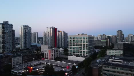 Luftdrohnenaufnahmen-Von-Gebäuden-In-Der-Innenstadt-Von-Vancouver,-Gastown,-Früher-Sonnenaufgang,-Morgendliche-Stadtkratzeransicht