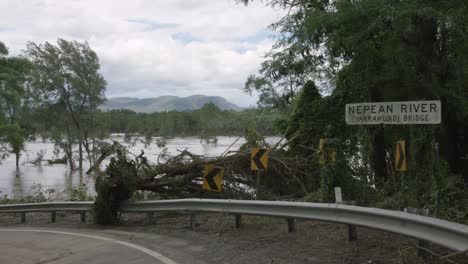 Nepean-River-Schild,-Umgeben-Von-Verwüstung-Durch-Schwere-Überschwemmungen